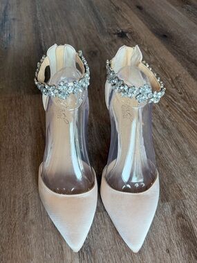 Badgley Mischka Crystal-Ankle Pointed-Toe Heels in Blush Pink size 9